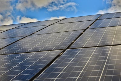 Quel est le bilan de la COP 28 sur le développement des énergies renouvelables ?