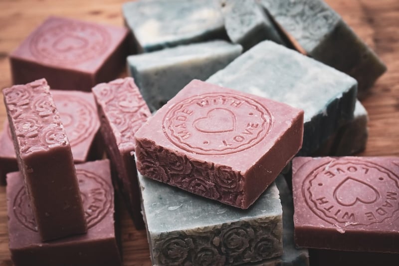 Cosmétiques naturels DIY : comment fabriquer vos propres soins en 2025 ?