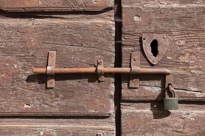 Fermeture durable : Comment adopter des pratiques responsables dans l’industrie