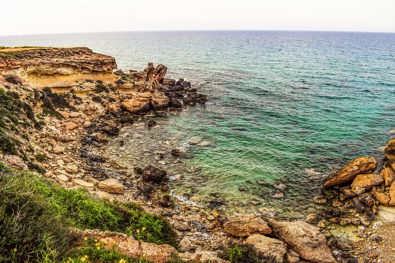 découvrez les enjeux de l'érosion côtière, ses causes naturelles et humaines, ainsi que les méthodes de prévention pour protéger nos littoraux. apprenez comment cette problématique impacte l'environnement et les sociétés côtières.