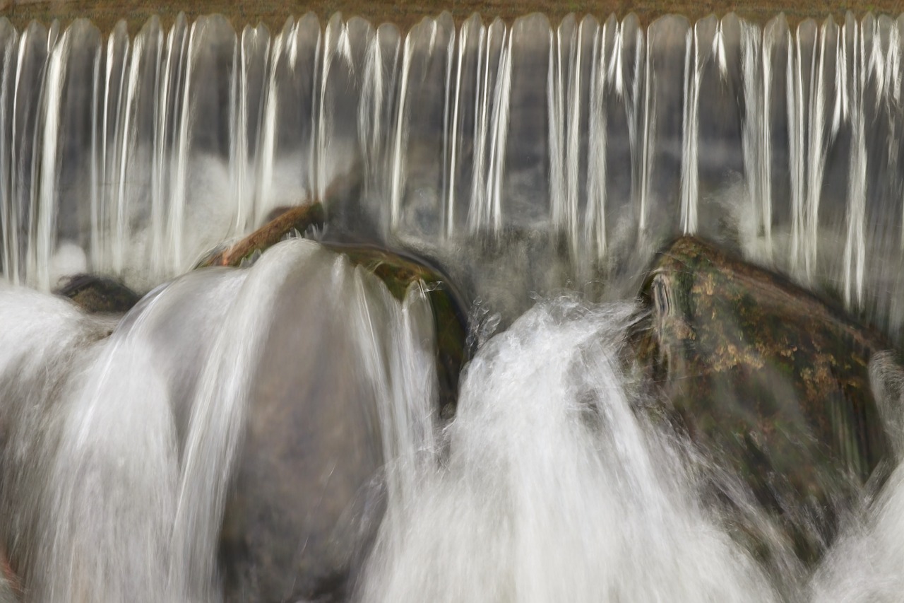 découvrez l'hydroélectricité, une source d'énergie renouvelable incontournable. apprenez comment l'eau transforme le mouvement en électricité et explorez ses avantages écologiques et économiques.