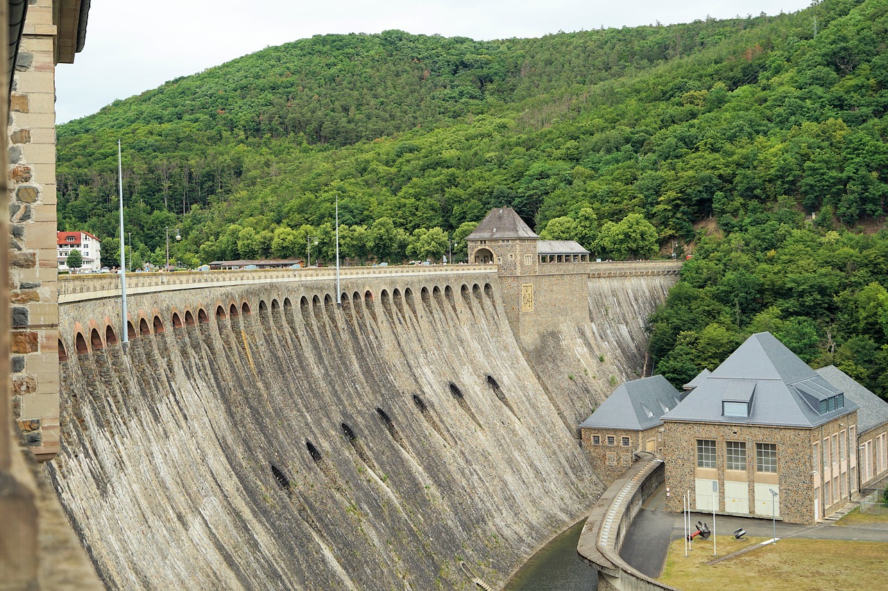 découvrez l'hydroélectricité, une source d'énergie renouvelable incontournable qui utilise la force de l'eau pour générer de l'électricité. apprenez comment cette technologie durable contribue à la lutte contre le changement climatique et alimente nos villes de manière écologique.