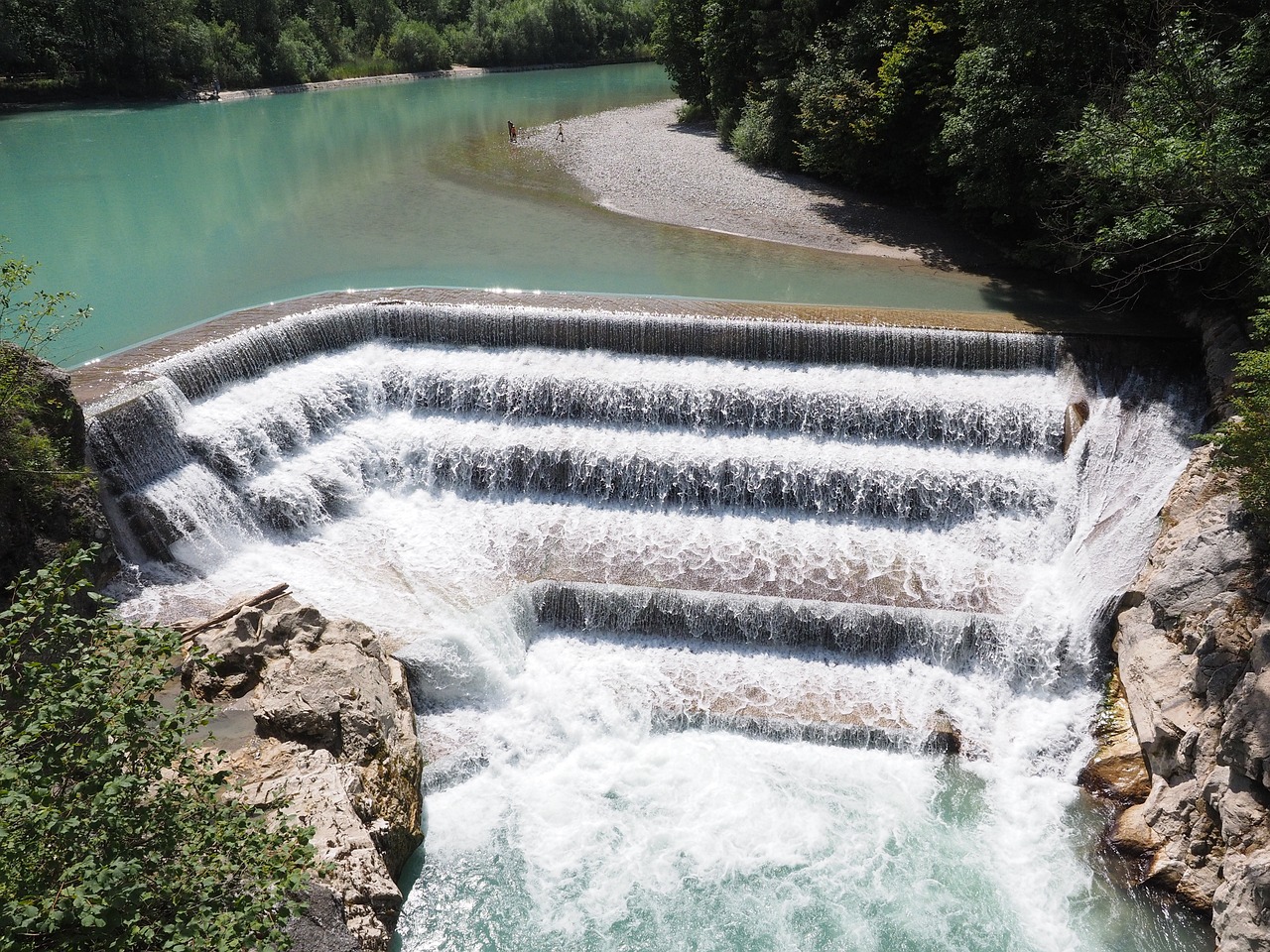 découvrez l'énergie hydrop power, une source d'énergie renouvelable et durable qui utilise la puissance des cours d'eau pour produire de l'électricité. explorez ses avantages, son fonctionnement et son rôle dans la transition énergétique.