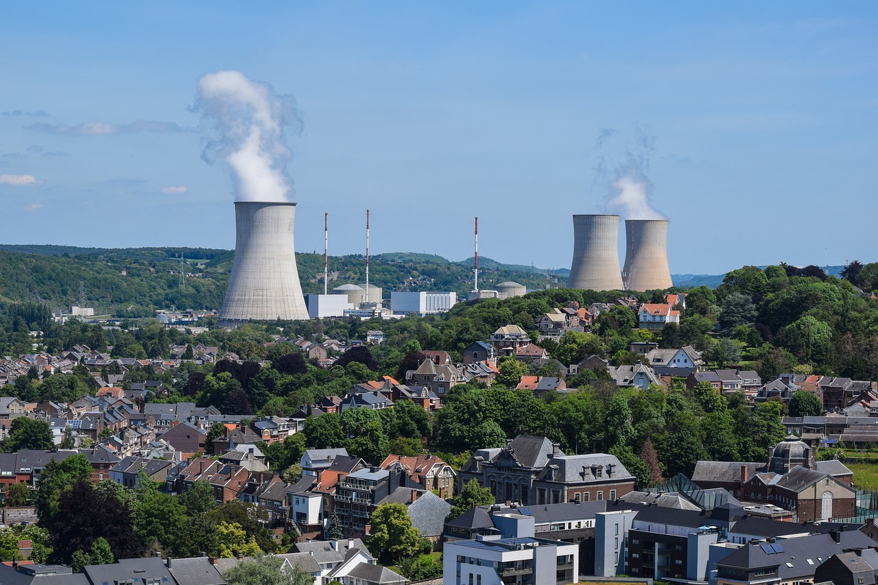 découvrez l'univers fascinant de l'énergie nucléaire, ses applications, ses défis et ses avantages. informez-vous sur les dernières avancées technologiques, les enjeux environnementaux et les perspectives d'avenir de cette source d'énergie puissante et controversée.