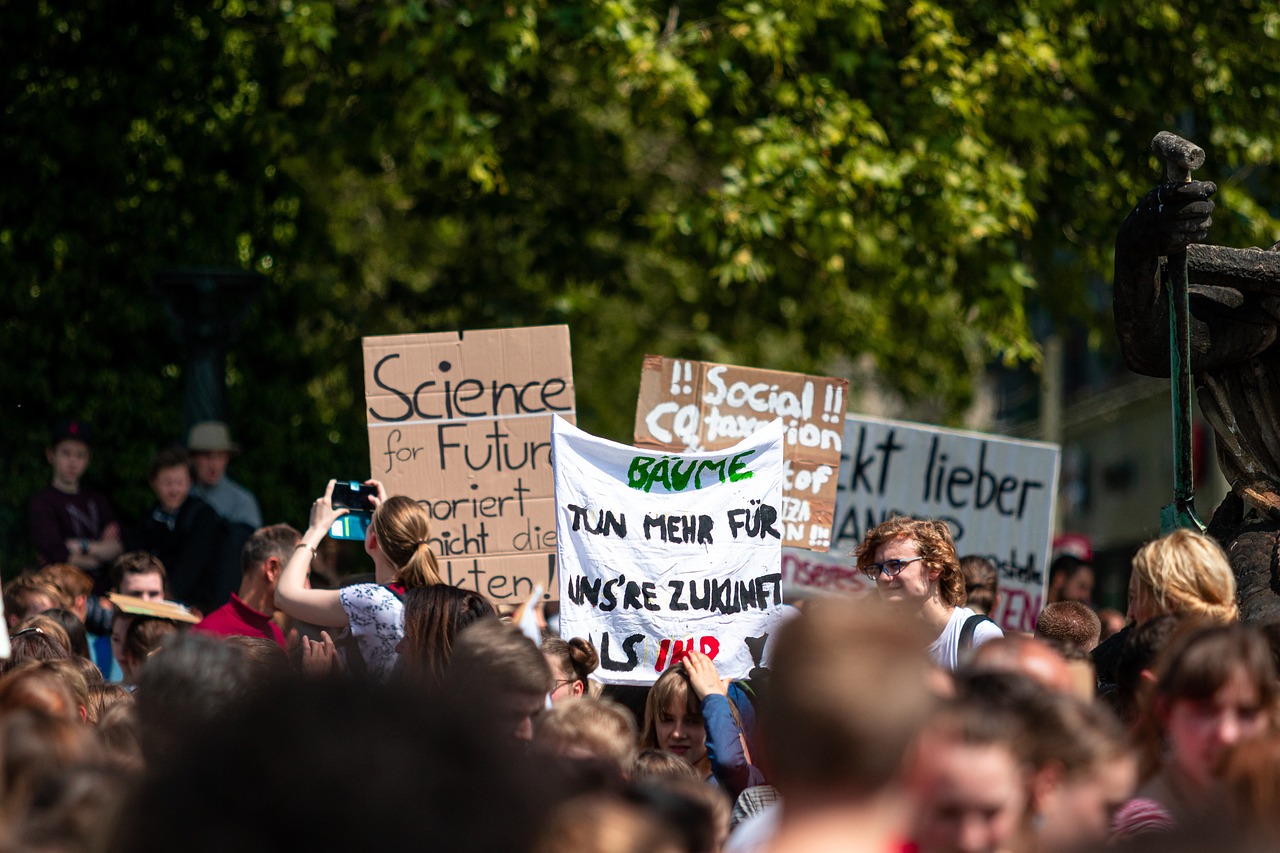 découvrez les dernières tendances et événements des manifestations pour le climat, où des milliers de citoyens se mobilisent pour sensibiliser à la crise climatique et exiger des actions concrètes pour un avenir durable.