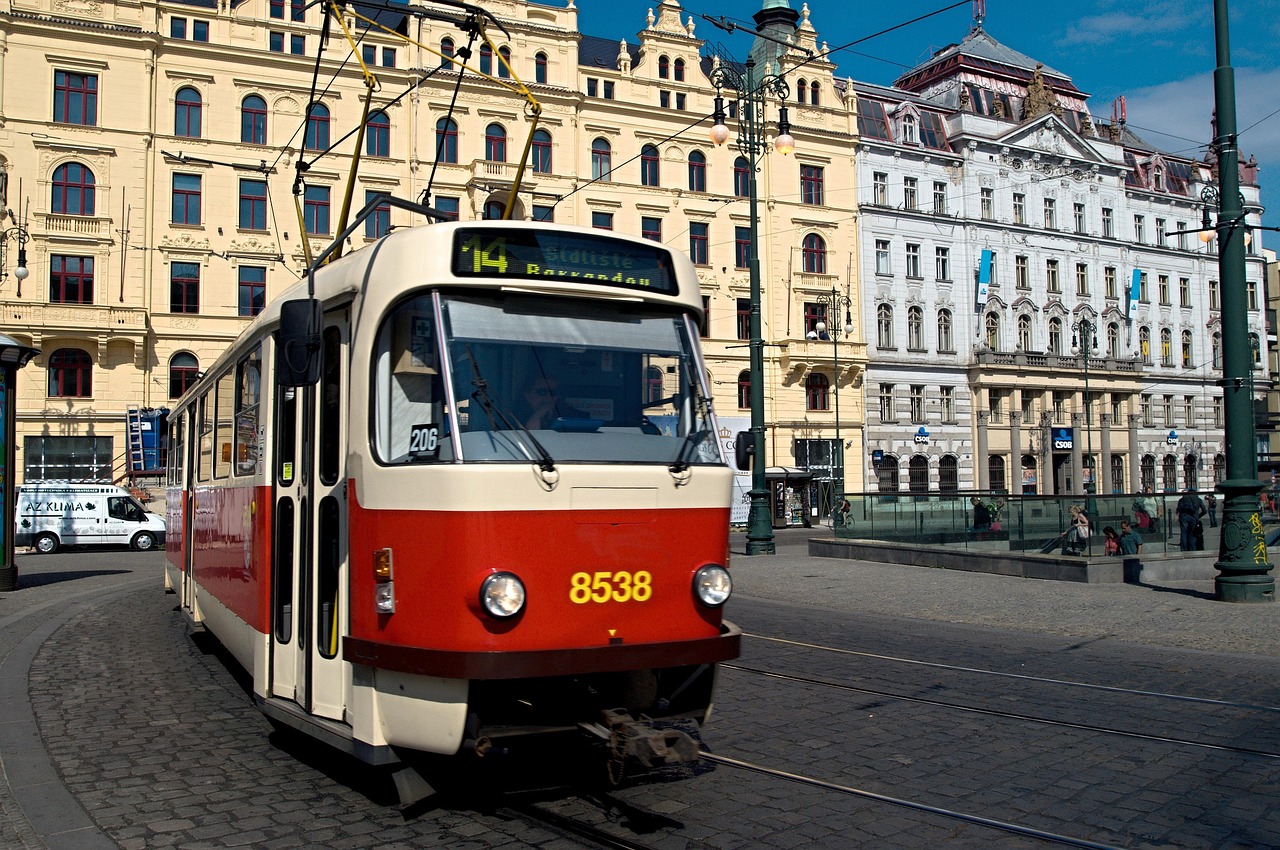 découvrez les nombreux avantages des transports en commun, tels que la réduction de l'empreinte carbone, des économies financières, une meilleure accessibilité et la désengorgement des villes. apprenez comment les transports publics contribuent à un mode de vie durable et à la qualité de vie urbaine.