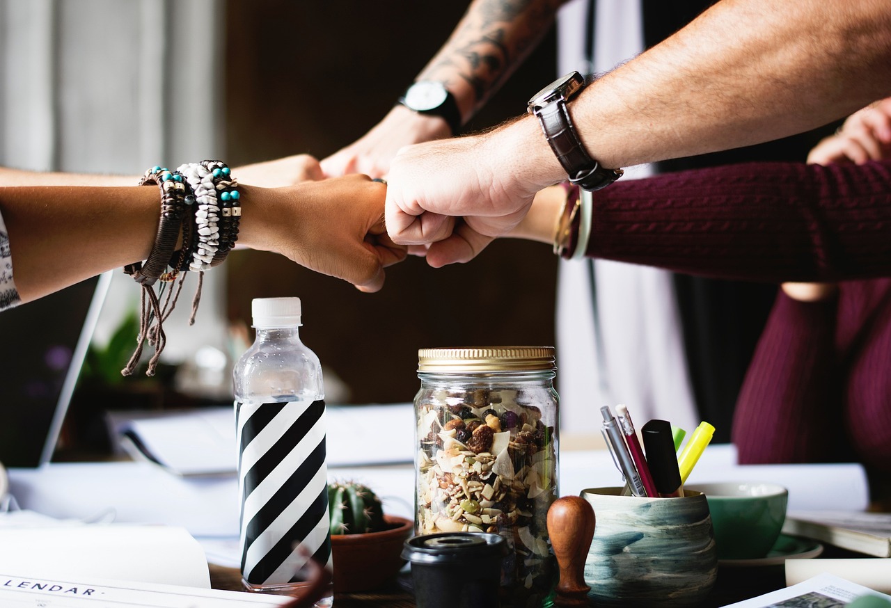 découvrez l'importance de la collaboration interculturelle dans un monde de plus en plus connecté. apprenez comment les échanges entre différentes cultures peuvent enrichir les idées, favoriser l'innovation et renforcer les relations professionnelles. plongez dans des stratégies efficaces pour améliorer la communication et travailler ensemble au-delà des frontières.