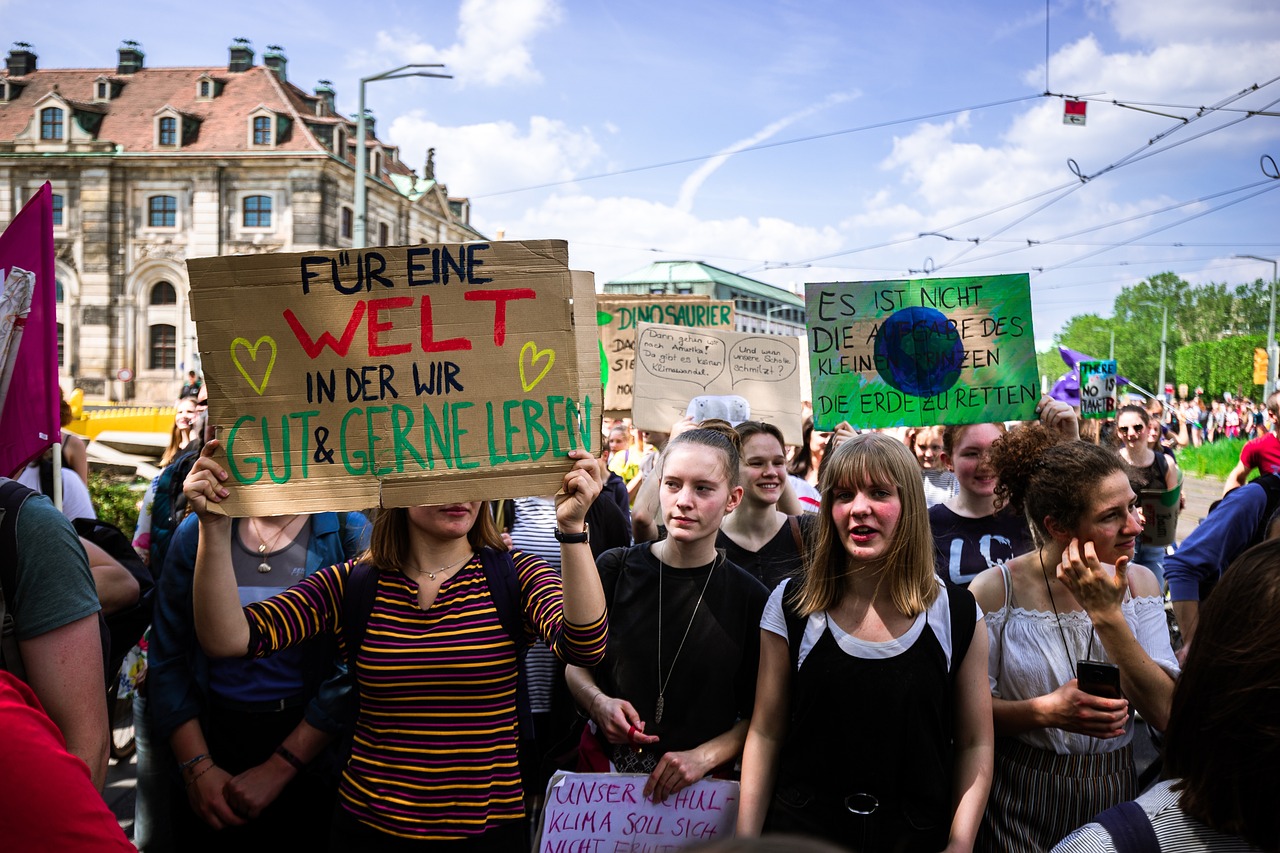 découvrez l'importance des prévisions climatiques pour anticiper les changements environnementaux. explorez les méthodes et outils utilisés pour modéliser le climat futur et comprendre leurs impacts sur notre planète. restez informé des dernières tendances et des innovations en matière de prévision climatique.