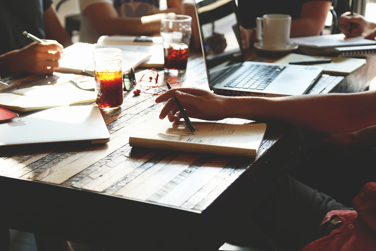 découvrez l'importance de la collaboration dans le monde moderne. apprenez comment travailler efficacement en équipe, renforcer les relations humaines et stimuler la créativité pour atteindre des objectifs communs.