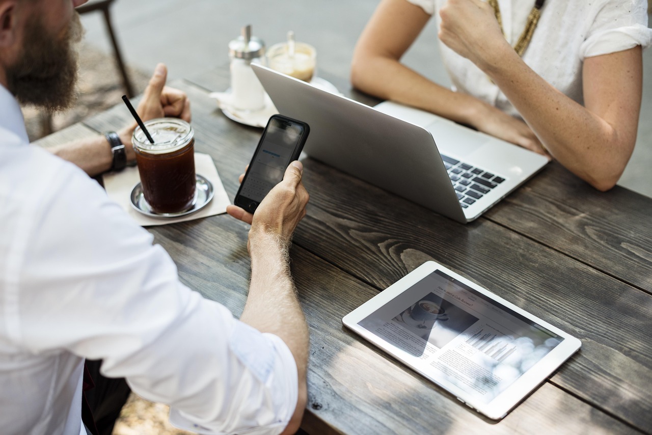découvrez l'importance de la collaboration dans le monde moderne. apprenez comment travailler efficacement en équipe, favoriser l'échange d'idées et atteindre des objectifs communs grâce à une synergie optimale.