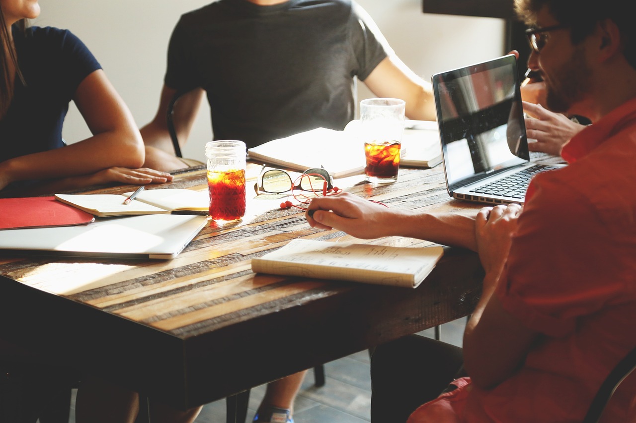 découvrez les avantages des partenariats public-privé : une collaboration innovante entre les secteurs public et privé pour stimuler le développement économique, améliorer les services et optimiser les ressources. apprenez comment ces alliances stratégiques transforment nos infrastructures et offrent des solutions durables.