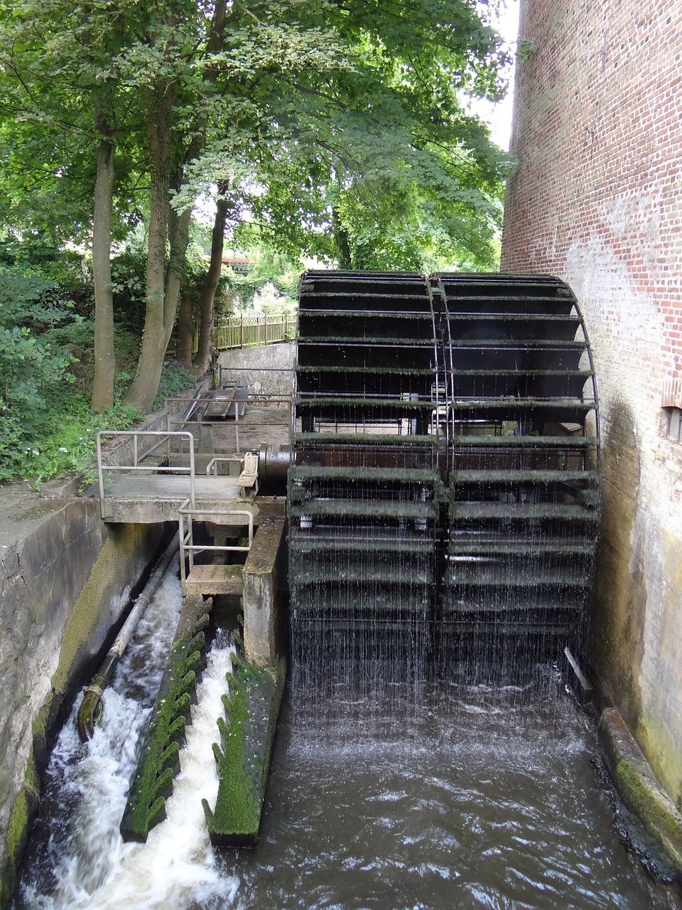 découvrez l'histoire fascinante des moulins à eau, ces demeures rustiques qui exploitent la puissance des rivières pour moudre le grain et produire de l'énergie. plongez dans leur architecture unique et leur rôle essentiel dans le développement des sociétés rurales.