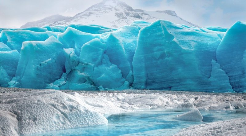 découvrez les causes et conséquences de la fonte des glaciers, un phénomène accentué par le réchauffement climatique, et ses impacts sur l'environnement et les ressources en eau.