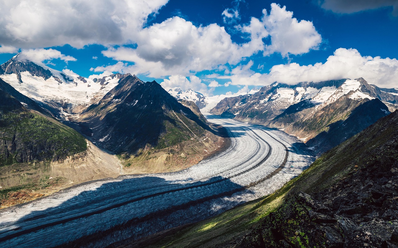 découvrez tout sur la fonte des glaciers : causes, conséquences sur l’environnement, impacts climatiques et solutions pour ralentir ce phénomène mondial préoccupant.