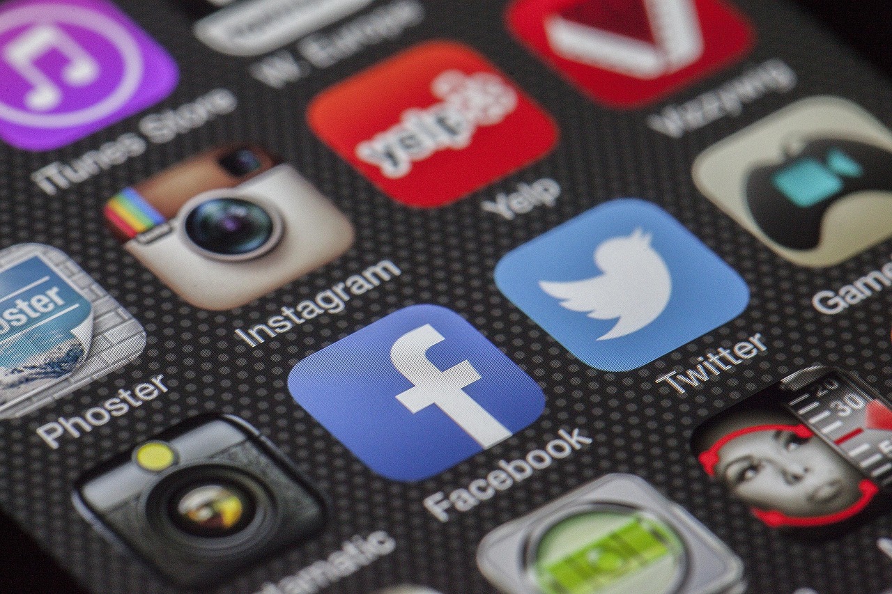 découvrez comment l'influence des réseaux sociaux façonne les opinions, les tendances et les comportements en ligne. analysez le rôle des influenceurs et l'impact des plateformes digitales sur la société moderne.