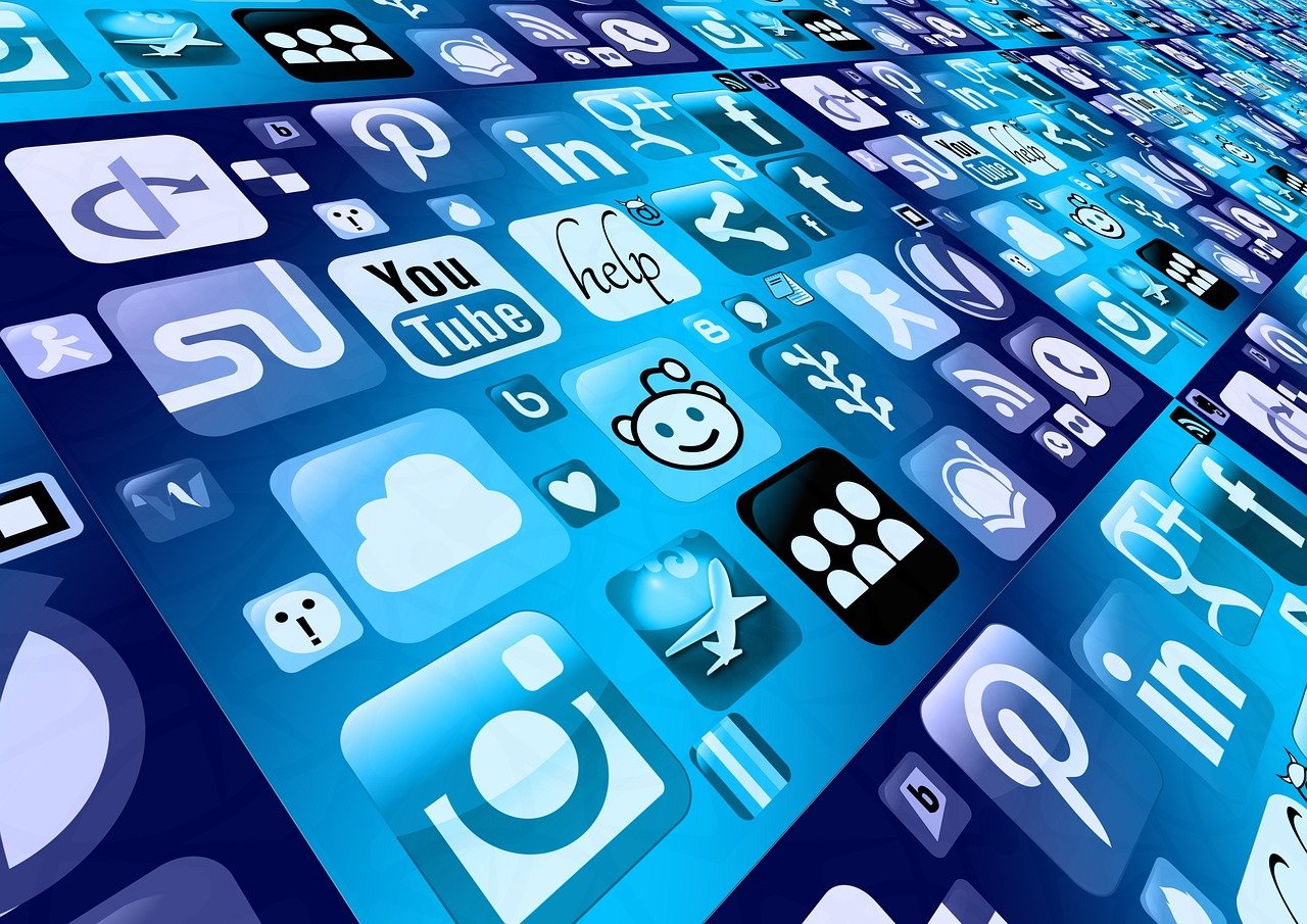 découvrez comment l'influence des réseaux sociaux impacte notre quotidien, façonne les opinions et transforme les stratégies marketing des marques et des influenceurs.